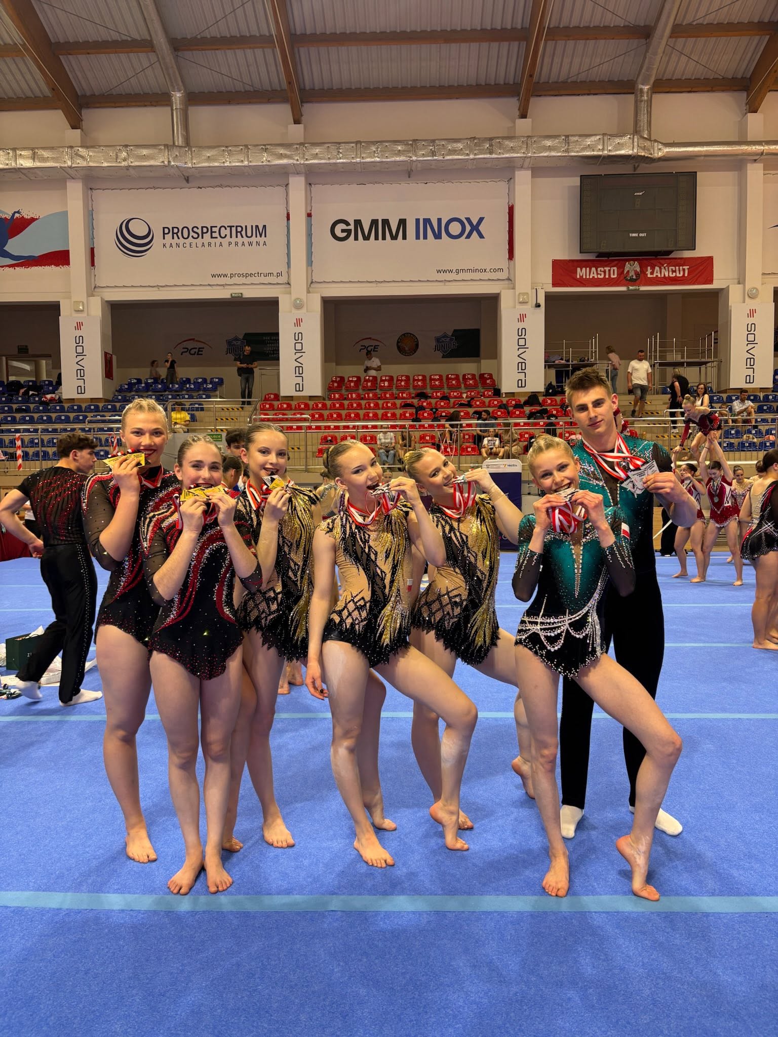 Zawodnicy UKS Targówek z medalami podczas zawodów w Łańcucie